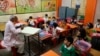 Sekolah-sekolah di India mulai dibuka kembali seperti tampak di kota Prayagraj ini hari Rabu (1/9). 