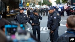 نیویارک میں مشکوک پائپ بم کی اطلاع ملنے کے بعد سی این این کے دفتر کے باہر پولیس اہل کار کھڑے ہیں۔ 24 اکتوبر 2018