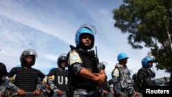 Casques bleus de la Minuss, lors d'une visite de Ban Ki-moon dans un camp de déplacés, Soudan du sud, le 6 mai 2014.