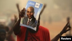 Des partisans du candidat Faustin-Archange Touadera quelques jours avant sa victoire à la présidentielle centrafricaine, le 12 février 2016. (REUTERS/Siegfried Modola)