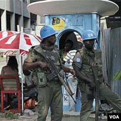 Pasukan perdamaian PBB melakukan penjagaan di jalan-jalan utama di ibukota Abidjan.