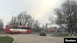 Фото з відеозапису, зробленого 17 квітня 2018 року, показує автобус, який перевозить російських приватних військових підрядників на шосе біля Ростова-на-Дону - на шляху до бази Міністерства оборони в Молкіно, Росія.