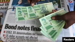 Omunye wabatshengisa ezitaladini uthwele imali yama bond notes.