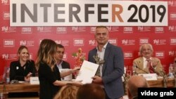 Budimir Ničić, dopisnik Glasa Amerike sa Kosova, prima prvu nagradu za najbolju TV reportažu na Internacionalnom festivalu reportaža i medija (INTERFER) u Beogradu