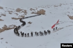 中国武警在新疆喀什的雪地上从事训练（2016年11月22日）
