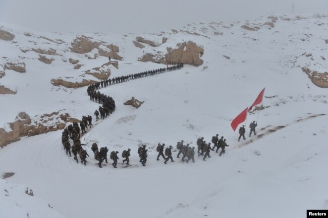 中国武警在新疆喀什的雪地上从事训练(2016年11月22日)