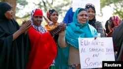 Para perempuan keturunan Somalia di kota Minneapolis, negara bagian Minnesota, AS melakukan unjuk rasa mengutuk serangan militan al-Shabab di Nairobi, Kenya (27/9). 