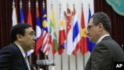 Russian Deputy Foreign Minister Igor Morgulov, left, talks with ASEAN's Deputy Secretary-General Nyan Lynn, right, before the ASEAN-Russia Ministerial Meeting in Phnom Penh, Cambodia, July 11, 2012. 