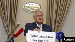 Diplomat Austria dan duta besar OSCE Martin Sajdik berbicara kepada media usai pertemuan Kelompok Kontak di Minsk, Belarus (26/8). (Reuters/Vasily Fedosenko)