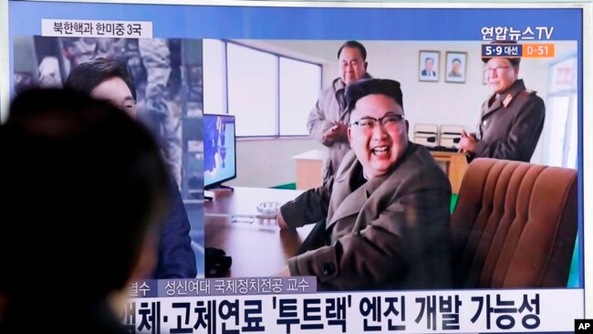 El líder nortecoreano Kim Jong Un en el sitio de lanzamiento Sohae del país, en la estación de Seúl en Seúl, Corea del Sur, el domingo 19 de marzo de 2017.