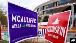 На фото: Агітаційні плакати на підтримку демократа Террі МакОліффа і республіканця Ґлена Янгкіна, в місті Ферфакс, штат Вірджинія, США. 