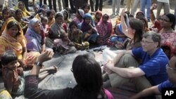 Microsoft Corp co-founder Bill Gates and his wife Melinda interact with slum dwellers during their visit to a slum area in Danapur near the eastern Indian city of Patna March 23, 2011