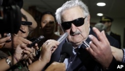 El operativo en Uruguay se produce horas de que el Parlamento de Uruguay vote un proyecto de ley del gobierno del presidente Mujica, que regula el mercado de la marihuana.