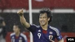 Striker Jepang Shinji Okazaki mencetak hat-trick dalam pertandingan Grup B Piala Asia melawan Arab Saudi di Doha hari Senin (17/1).