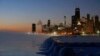 Băng đóng dọc bờ Hồ Michigan ở Chicago trước khi mặt trời mọc, ngày 31/1/2019. (AP Photo/Kiichiro Sato)