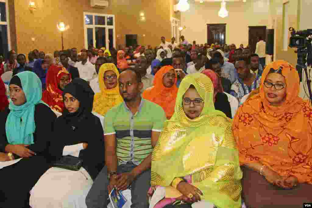 Mogadishu residents taking part in a town hall hosted by VOA&#39;s Somali service Saturday conversed with Somali President Hassan Sheikh Mohamoud in Somalia and residents in St. Paul, Minnesota, home to the largest Somali community in the U.S.