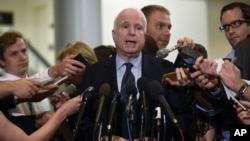 John McCain declaró que la administración "no tiene una estrategia" para combatir a rebeldes en Irak.