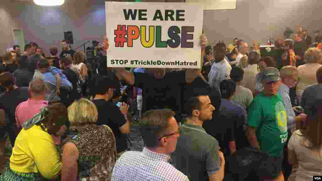 Les gens de Nevada assistent au vielle pour les victimes dans un centre de LGBTQ à Las Vegas, le 12 juin 2016.