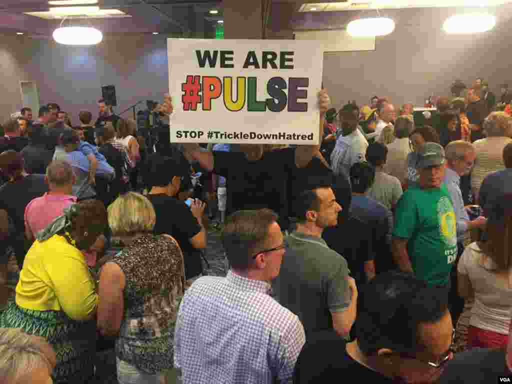 People attend vigil at for Pulse Orlando victims of LGBTQ Center of Southern Nevada, in Las Vegas, June 12, 2016. (K. Farabaugh/VOA)