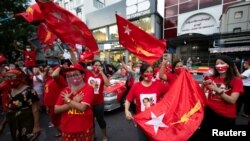 NLD ပါတီ ေထာက္ခံသူတခ်ိဳ႕ကို ရန္ကုန္ၿမိဳ႕ရွိ NLD ရံုးေရွ႕မွာ ေတြ႔ရ။ (ႏိုဝင္ဘာ ၀၈၊ ၂၀၂၀)
