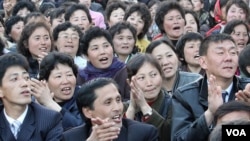 지난 4월 북한 태양절 기념 불꽃놀이를 관람하는 평양 시민들.
