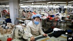 지난 2013년 12월 북한 개성공단 내 한국 의류업체 공장에서 북한 근로자들이 일하고 있다. (자료사진)