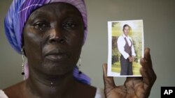 Martha Mark exibe a foto da filha raptada em Chibok, Nigeria. 