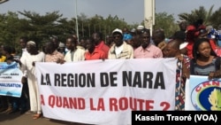 La marche des chefs de village et des élus à Bamako, le 26 novembre 2017. (VOA/Kassim Traoré)