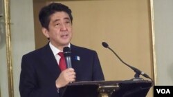 日本首相安倍星期二在莫斯科举行的题为“为扩大合作寻找更多可能”的日俄论坛上发表演讲。(资料图片)