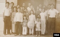 Tết 1973 của gia đình hai bên nội ngoại. Tác giả đứng ở bià trái (Ảnh gia đình)