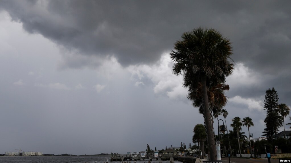受热带风暴“艾尔莎”影响，美国佛罗里达州圣彼得堡市被大片乌云笼罩。（2021年7月5日）(photo:VOA)