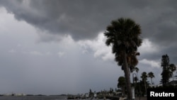 受热带风暴“艾尔莎”影响，美国佛罗里达州圣彼得堡市被大片乌云笼罩。（2021年7月5日）