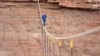 Nik Wallenda lập kỷ lục băng qua Grand Canyon trên dây cáp