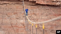 Nik Wallenda đi trên một dây cáp thép dày 5cm băng qua hẻm núi của vực Grand Canyon, ngày 23/6/2013.