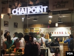 Tea cafe "Chai Point" in the business hub of Gurgaon attracts crowds at all times of the day. (A. Pasricha/VOA)