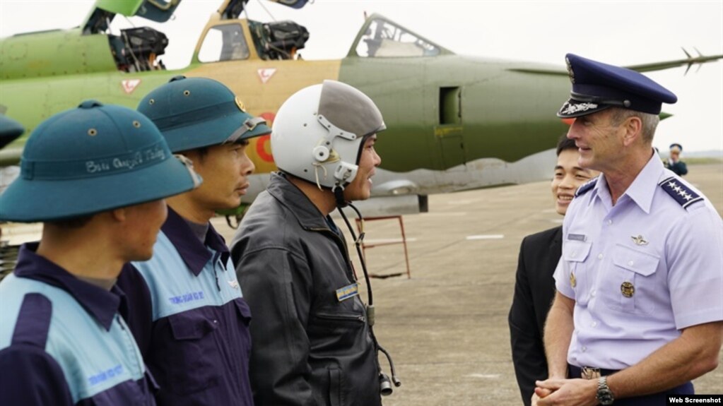 Đại tướng Terrence J. O’Shaughnessy, Tư lệnh Không quân Thái Bình Dương Hoa Kỳ, trao đổi với các phi công Việt Nam tại sân bay Nội Bài, ngày 15/12/2017. (Photo: pacaf.af.mil)