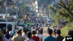 Thousands of residents wait to pass through a military checkpoint after authorities allowed them to visit their destroyed houses at the main battle area in Marawi City, in southern island of Mindanao, April 1, 2018. Martial law and the checkpoint are preventing renewed violence. 