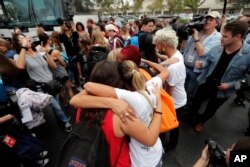 Estudiantes de la escuela secundaria Stoneman Douglas en Florida, abrazan a supervivientes del tiroteo en el Club Pulse del estado antes de abordar autobuses para asistir a una protesta contra la violencia de armas el miércoles en la capital estatal Tallahassee.