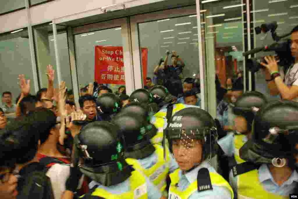 大批防暴警察阻止示威者再衝擊立法會公眾入口大門 (美國之音湯惠芸拍攝）