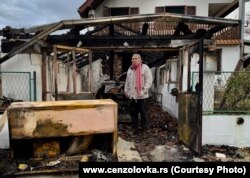 Milan Jovanović na zgarištu svog doma, decembar 2018. (Foto: Cenzolovka via RFE/RL)