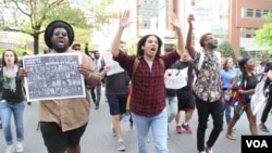 Sinh viên Baltimore xuống đường biểu tình phản đối cái chết của thanh niên da đen Freddie Gray, ngày 30/4/2015.