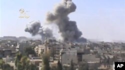Khói bốc lên sau vụ oanh kích của phe chính phủ tại vùng ngoại ô Damacus, 29/10/2012