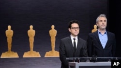 J.J. Abrams (l) and Alfonso Cuaron announce the nominations at the 87th Academy Awards nomination ceremony, Jan. 15, 2015 in Beverly Hills.