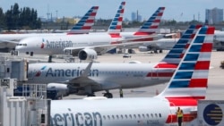 En esta foto del 24 de abril de 2019, se ven aviones de American Airlines estacionados en sus puertas en el Aeropuerto Internacional de Miami en Miami.