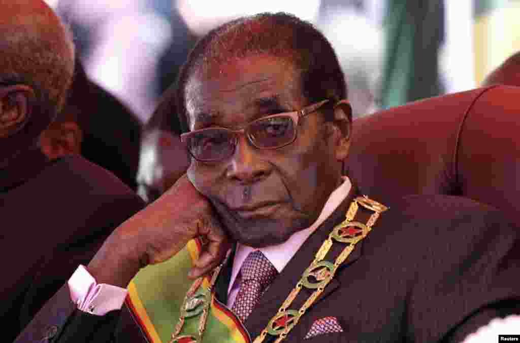 O presidente do Zimbabue, Robert Mugabe observa num comício comemorando a independência trigésimo segundo aniversário do Zimbabwe na capital, Harare no dia 18 de Abril 2012.