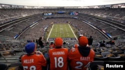Para penggemar Denver Broncos di stadion New Jersey sebelum final NFL Super Bowl XLVIII melawan Seattle Seahawks (2/2). (Reuters/Andrew Kelly)