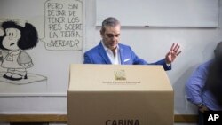 Luis Abider, quien buscaba la candidatura presidencial con el Partido Revolucionario Moderno, vota durante las primeras en Santo Domingo, República Dominicana, el domingo 6 de octubre de 2019. (AP Foto/Tatiana Fernandez).