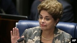 Dilma Rousseff, ditanyai oleh para anggota Senat Brazil selama lebih dari 14 jam hari Senin (29/8). 