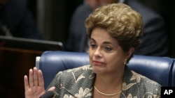 Dilma Rousseff, Presiden Brazil yang digulingkan pekan ini, melambaikan tangannya seusai sidang pemakzulan dirinya di Senat Federal di Brasilia, Brazil, 29 Agustus 2016 (AP Photo/Eraldo Peres).