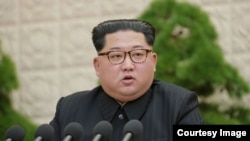 មេដឹកនាំ​កូរ៉េ​ខាងជើង​លោក Kim Jong Un ថ្លែង​ក្នុង​សម័យ​ប្រជុំ​ពេញ​អង្គ​របស់​គណបក្ស​កម្មករ​កូរ៉េក្នុង​រដ្ឋ​ធានី​ព្យុងយ៉ាង​កាលពី​ថ្ងៃទី​២០ មេសា ២០១៨។